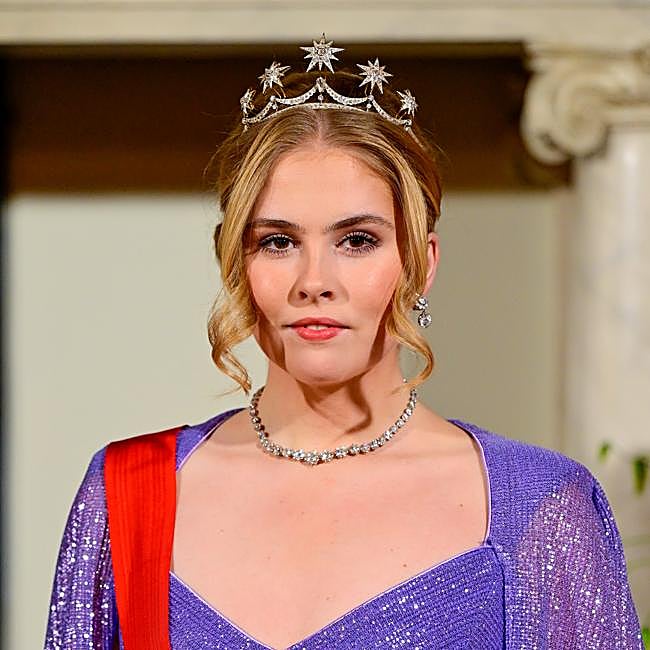 La princesa Amalia de Holanda luciendo la tiara de estrellas.