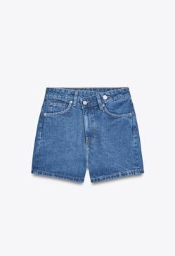 Imagen secundaria 2 - Camiseta 100% algodón detalle bordado de Mango (22,99€)/ Capazo mini ratán de Pedro del Hierro (69€)/ Bermudas denim TRF mom fit cintura cruzada tiro alto de Zara (22,95€)