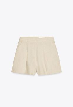 Imagen secundaria 2 - Camiseta lino-algodón de Zara (19,95€)/ Sandalias Olimpo de Natural World (58€)/ Bermuda tiro alto con lino de Zara (22,95€)