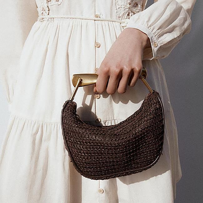 Bolso de rafia de Zara (29,99 euros)