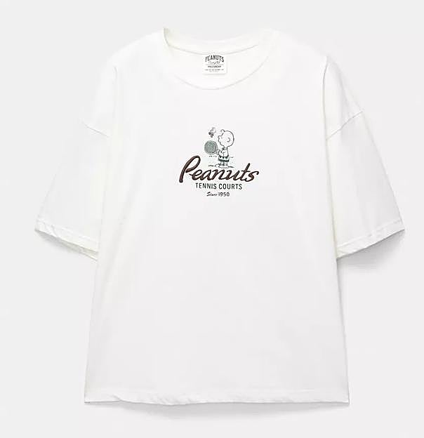 Imagen principal - Camiseta Peanuts blanca de Pull and Bear (15,99€)/ Bailarinas trenzadas de H&M (24,99€)/ Pantalón fluido pinzas de Stradivarius (25,99€)