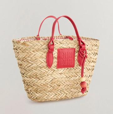 Imagen secundaria 1 - Camiseta 100% algodón detalle bordado de Mango (22,99€)/ Capazo mini ratán de Pedro del Hierro (69€)/ Bermudas denim TRF mom fit cintura cruzada tiro alto de Zara (22,95€)