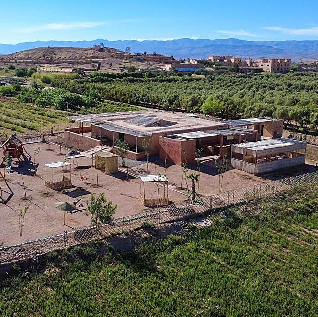 La granja guardería rodeada por los diferentes cultivos de la cooperativa.