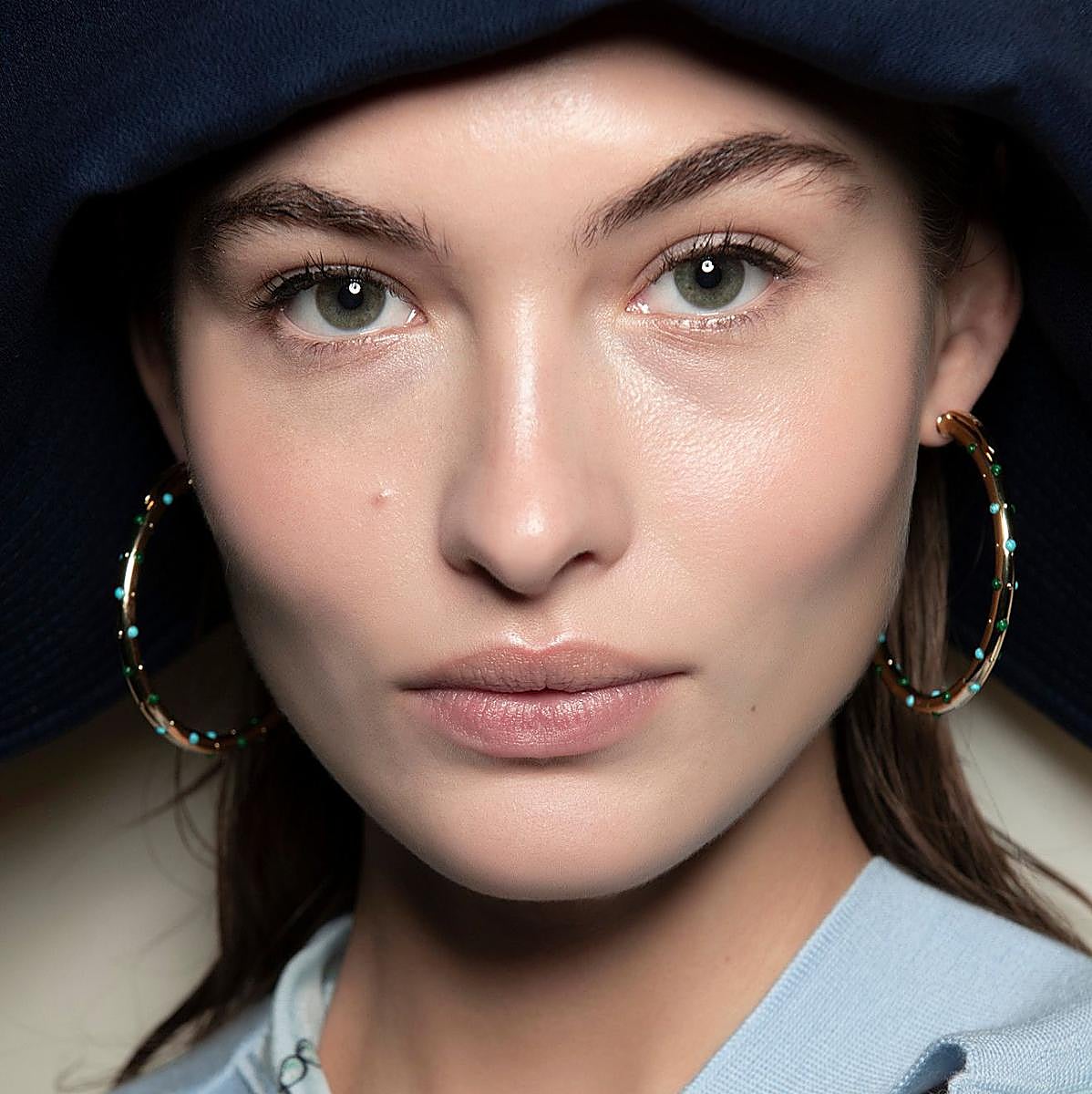 Modelo con mirada luminosa