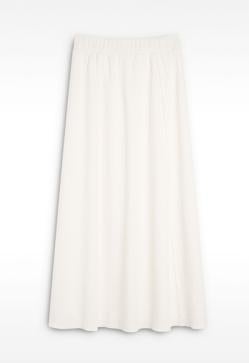 Imagen secundaria 2 - Camiseta estampada de Lefties (9,99€)/ Pañuelo algodón bordados (12,95€)/ Falda midi con textura (25,99€)