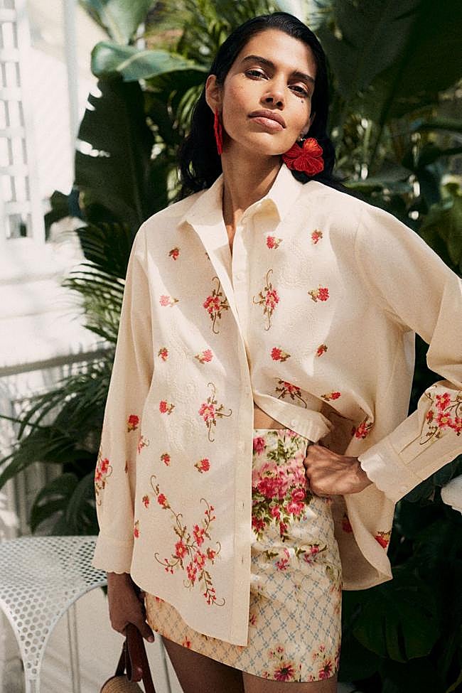 Camisa bordada y falda estampada de Sézane x Andión Clothing.