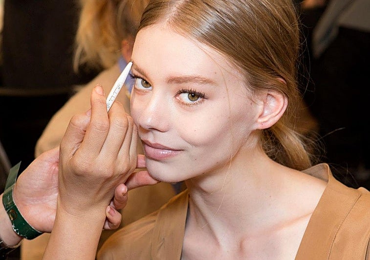 Maquilladora usando lápiz de cejas