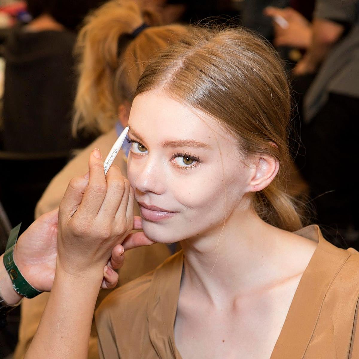 Maquilladora usando lápiz de cejas