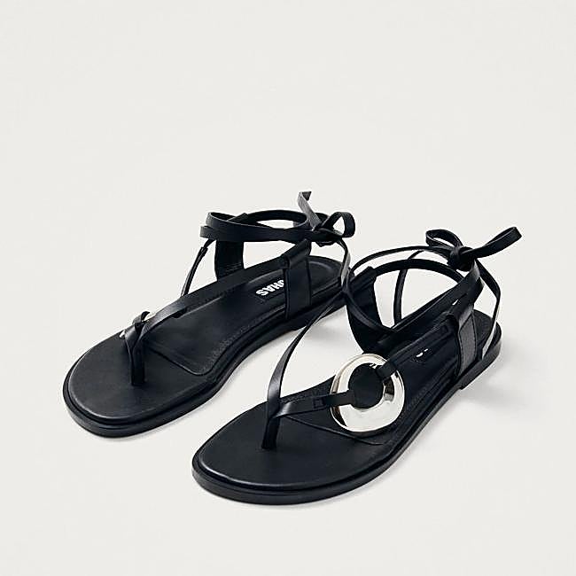 Sandalias de cuero con tiras y detalle joya de Alohas (180 euros).