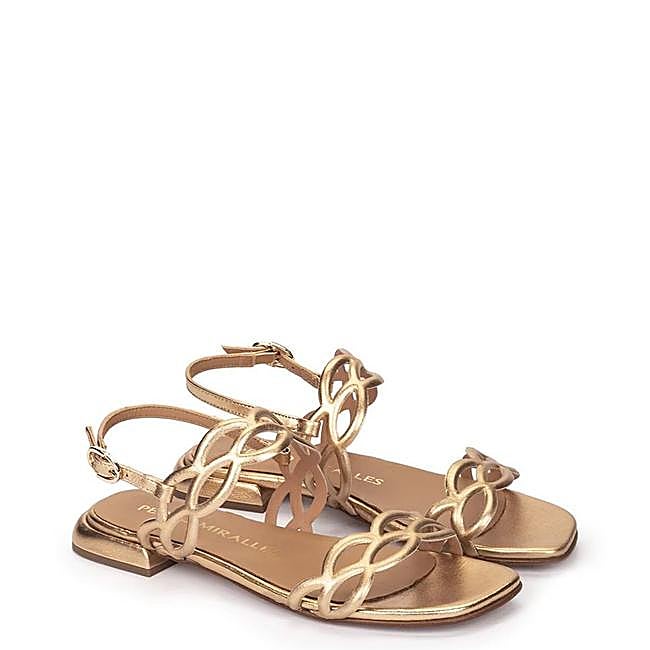 Sandalias doradas con tiras de cadena