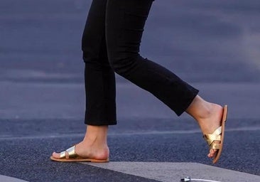 Sandalias doradas que arreglan todos tus looks de verano