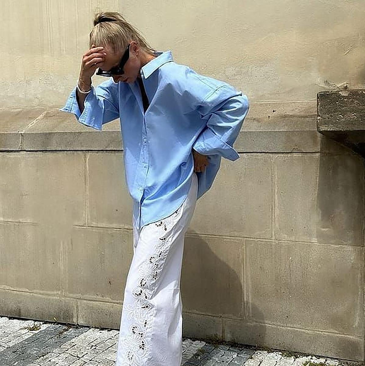 Influencer con pantalón de verano