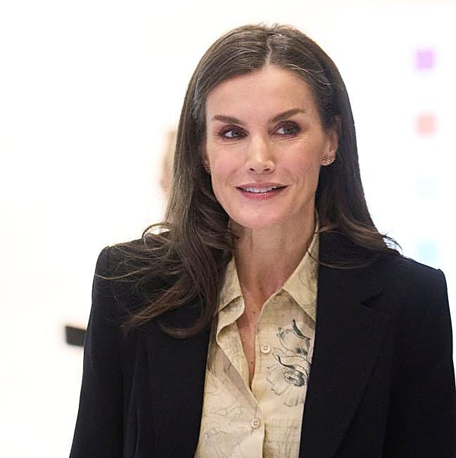 La diadema queda siempre oculta tras su melena.