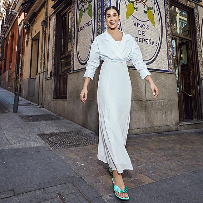 Carolina Marín posa delante de la taberna La Dolores en Madrid.