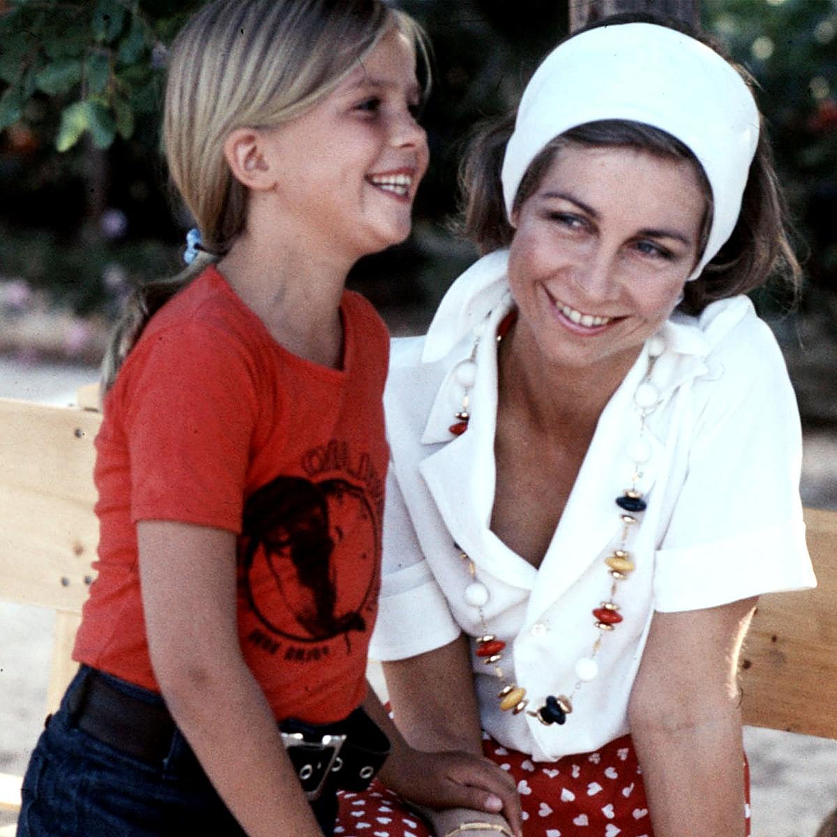 La infanta Cristina junto a la reina Sofía, en una imagen de 1975.