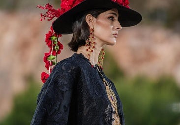 Joyas ibicencas, conjuntos blancos de encaje y transparencias y los capazos más espectaculares: todas las tendencias de Adlib Ibiza 2025