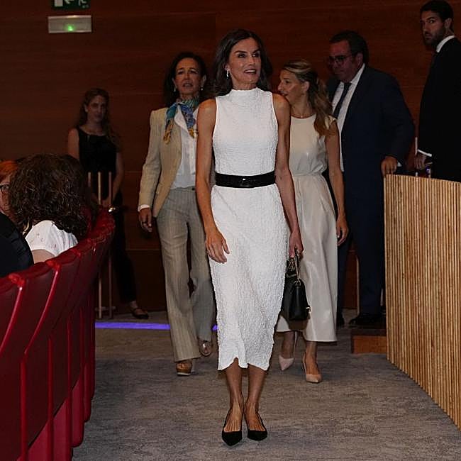 La reina Letizia con un vestido blanco nuevo.