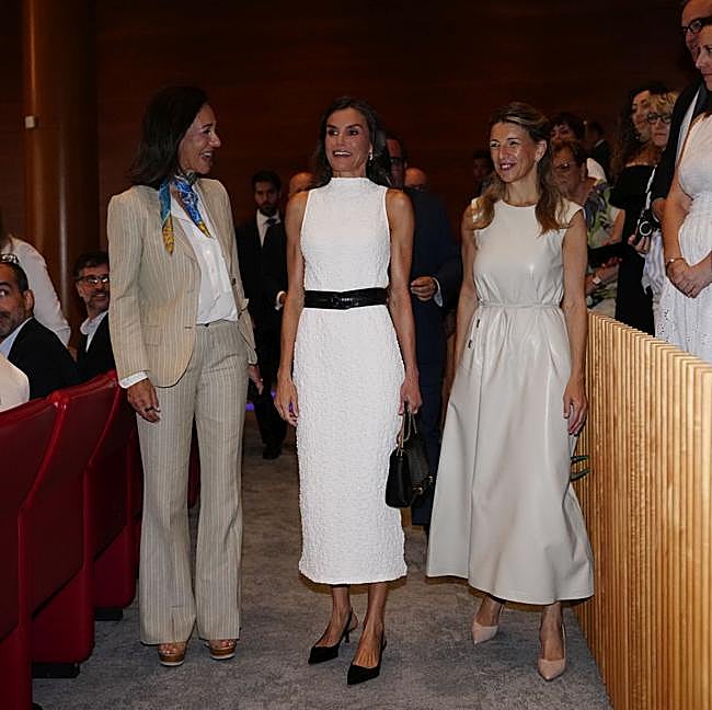 La reina letizia junto a Ana Botín y Yolanda Díaz.