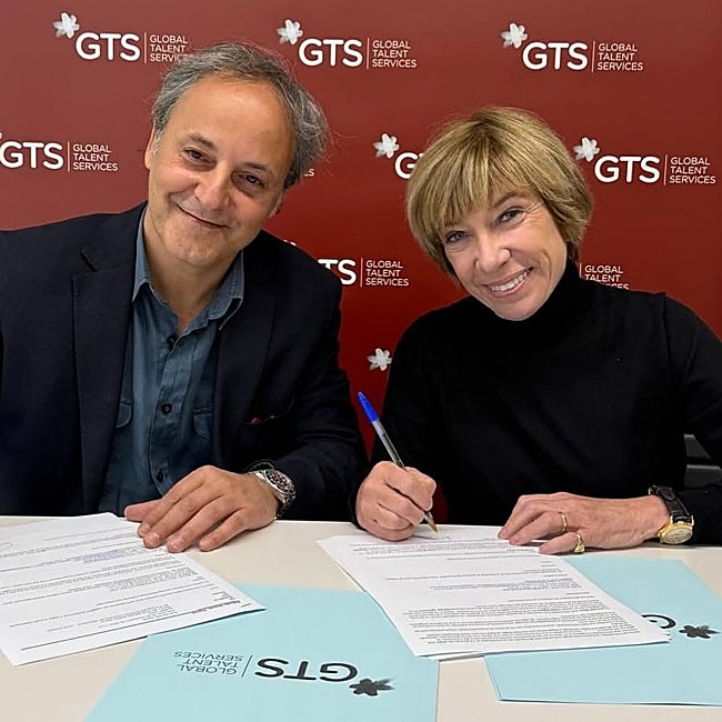 Narcís Rebollo firmando el acuerdo con Rosa Lagarrigue.