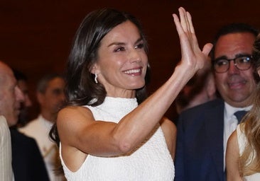 La reina Letizia reaparece guapísima con un look nuevo: estrena un vestido blanco, midi y con textura