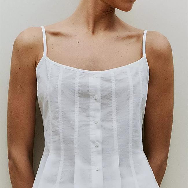 Top con escote con detalle de costuras de Zara Home.