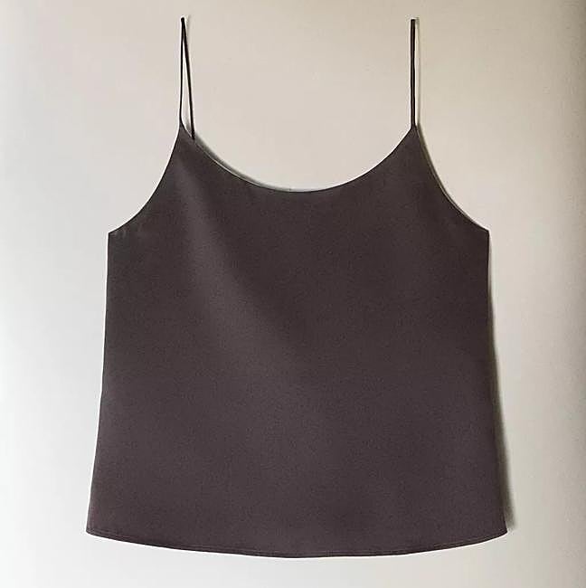 Top confeccionado en seda con tirantes finos de Zara Home.