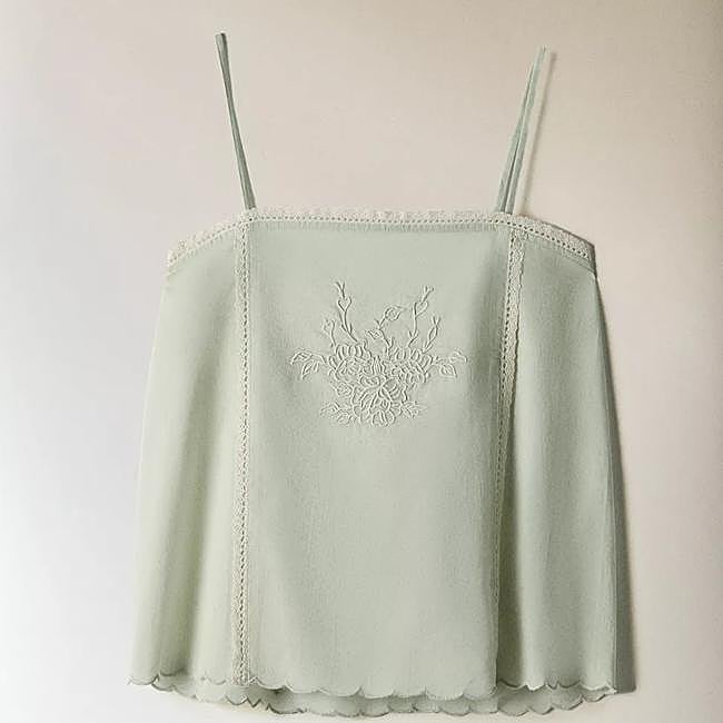 Top con detalle de bordados en verde de Zara Home.