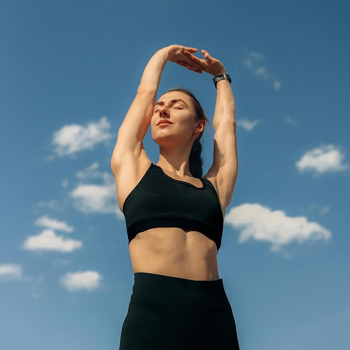 Mujer haciendo ejercicio al aire libre.