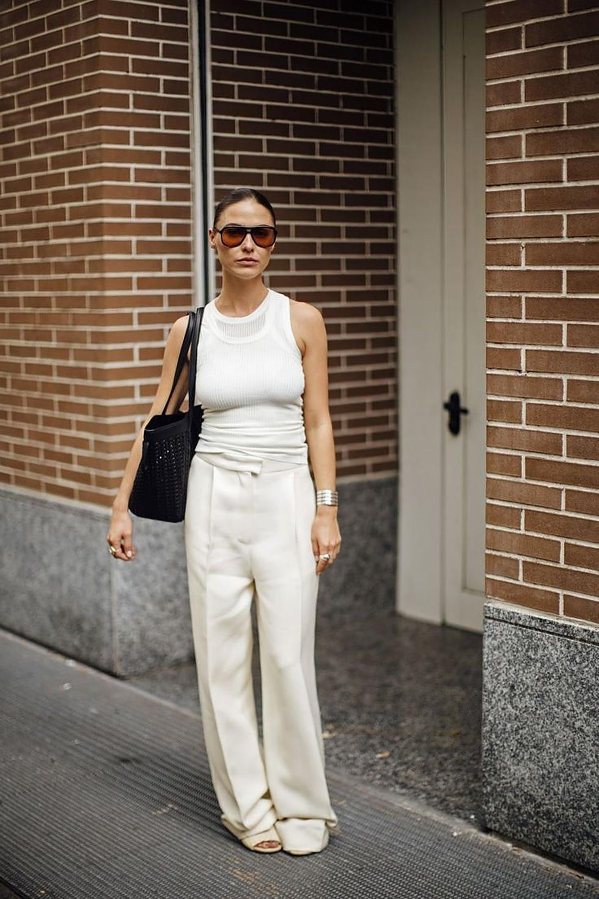 Influencer con pantalones de lino blancos