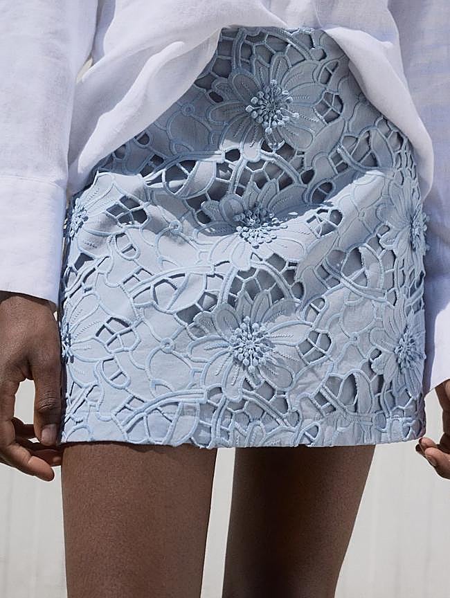 Falda azul corta de Mango, 49,95 euros.