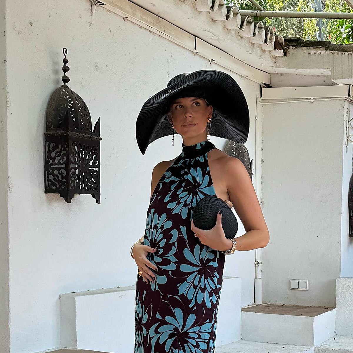 Un look de invitada con pamela XL.