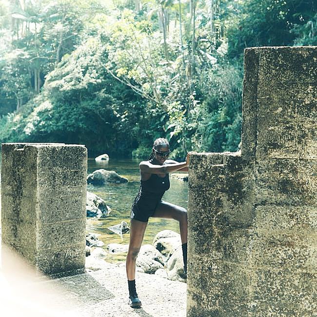 Mujer haciendo ejercicio al aire libre.