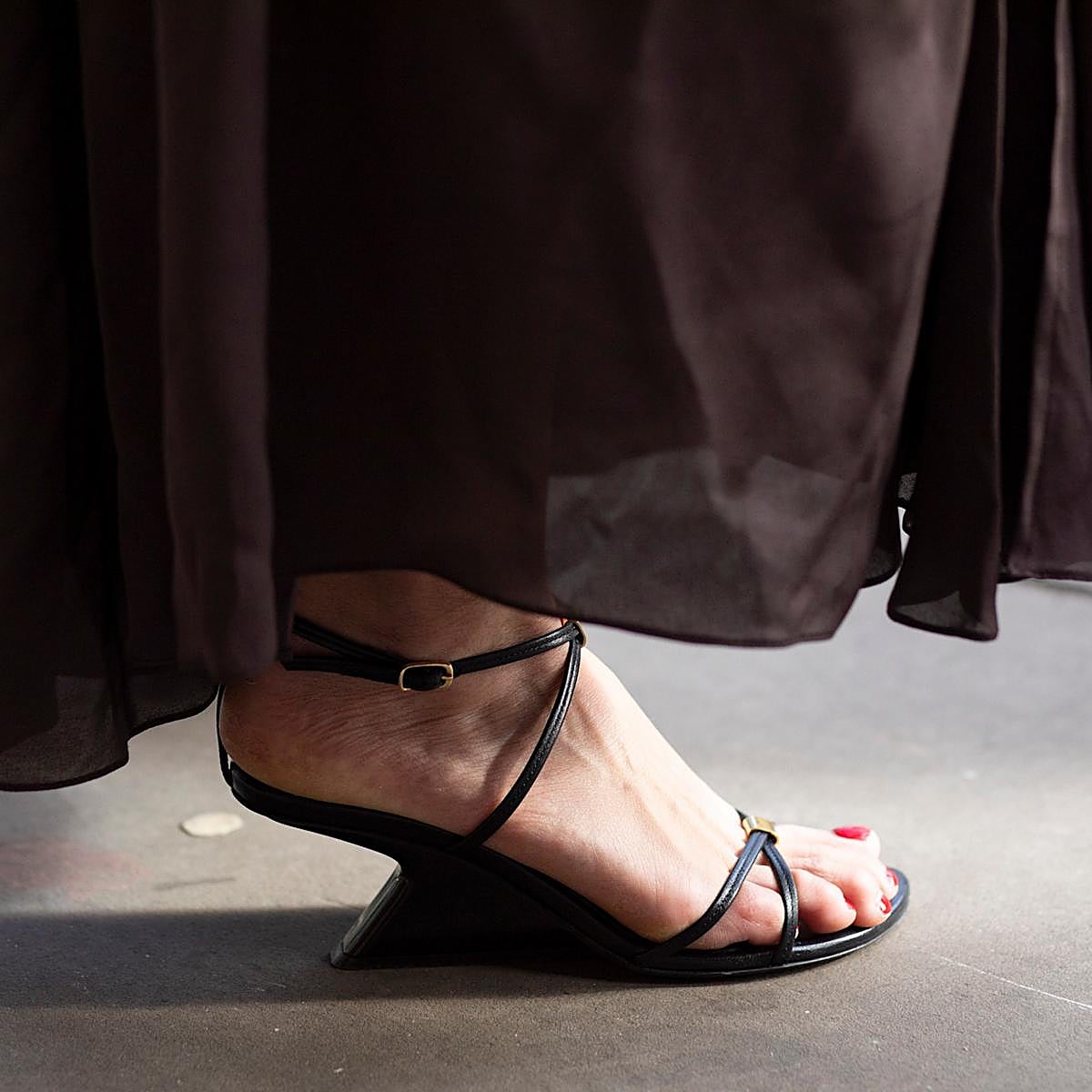 Mujer con sandalias con cuña