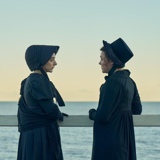 Imagen de la miniserie de época Miss Austen, en la que Patsy Ferran (izqda.) interpreta a la conocida escritora, y Synnove Karlsen (dcha.) a su hermana Cassandra.