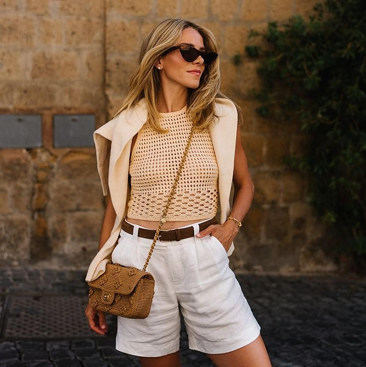 Influencer con bermudas de lino