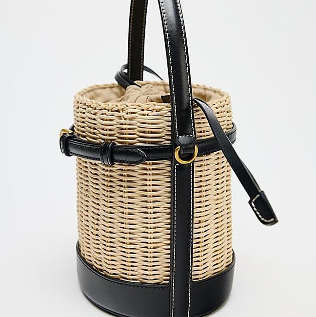 El bolso de rafia: Cesta de Zara (29,95 euros)