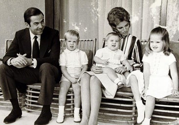 Constantino y Ana María de Grecia, con dos de sus hijos.