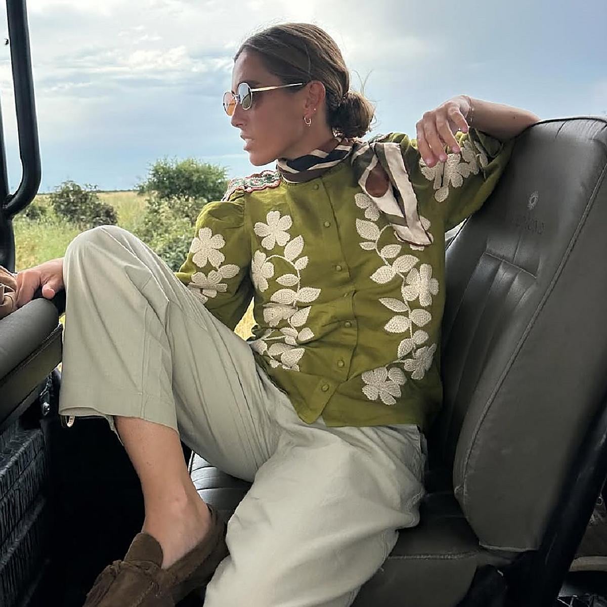 Una influencer con pantalones de rayas.