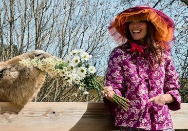 Mujer con total look de Iturri Enea