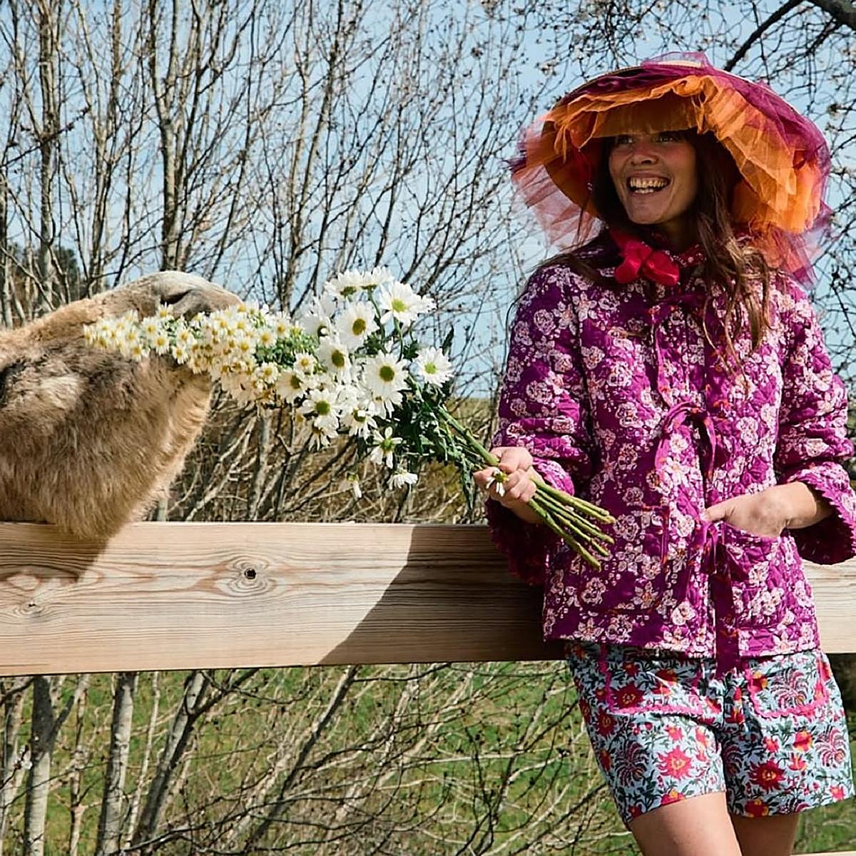 Mujer con total look de Iturri Enea