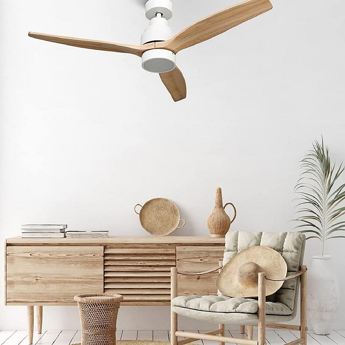 Los ventiladores de techo tienen muchos beneficios frente a los dispositivos de aire acondicionado.