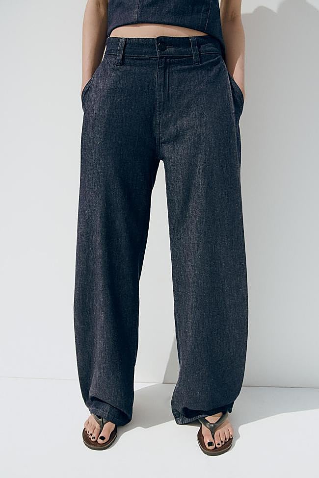 Pantalón con pinzas de Zara (35,99 euros)