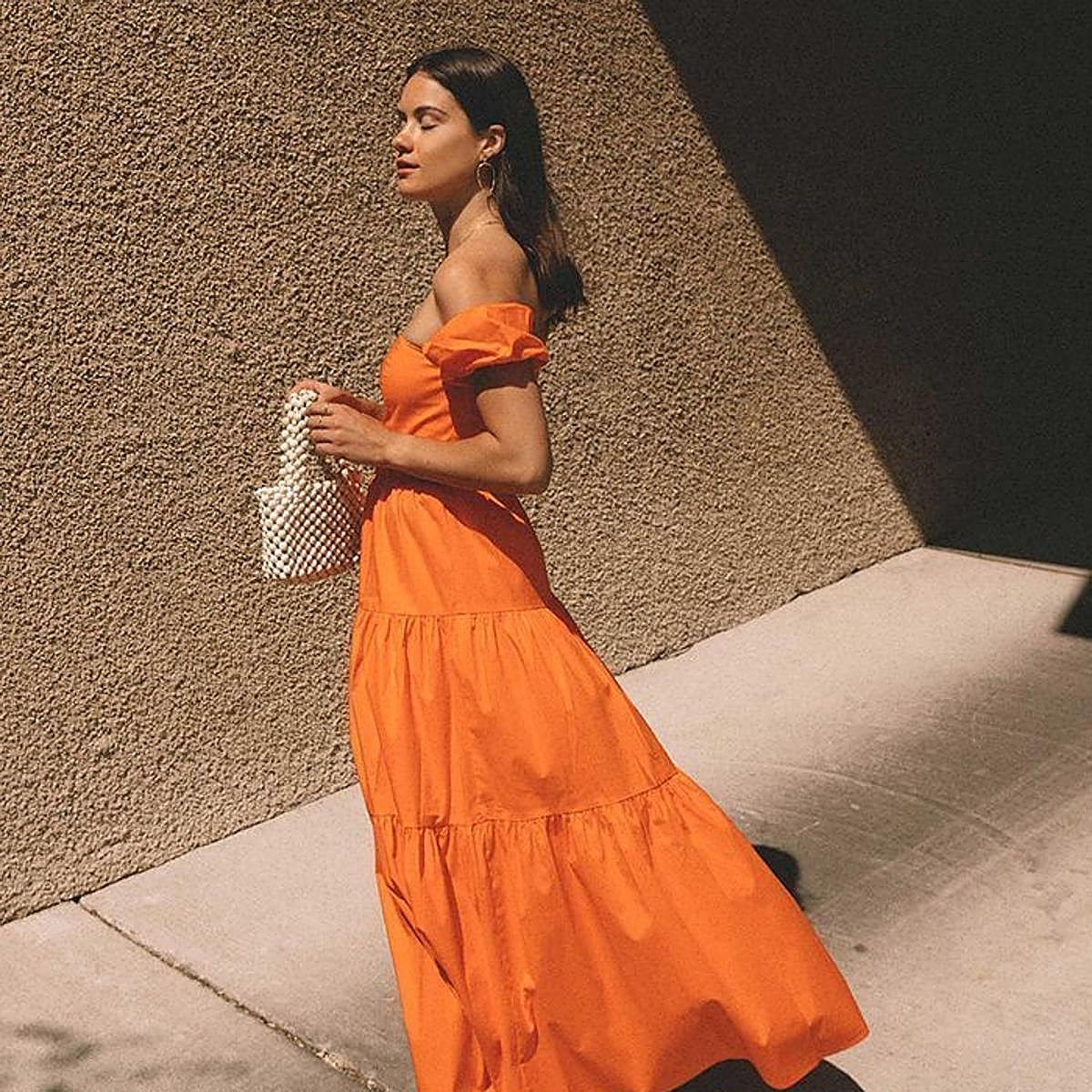 Influencer con vestido naranja de verano