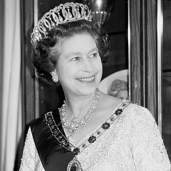 Isabel II de Inglaterra luciendo el collar de la reina Victoria.