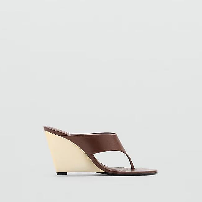 Sandalia de piel con cuña dorada de Mango, 99,95 euros.