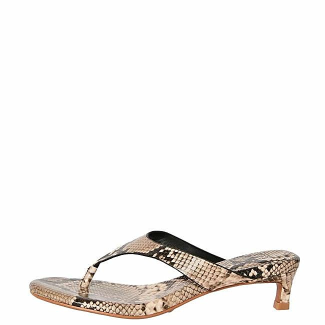 Sandalias de dedo de serpiente de Friends Like That, 47 euros, a la venta en Zalando.