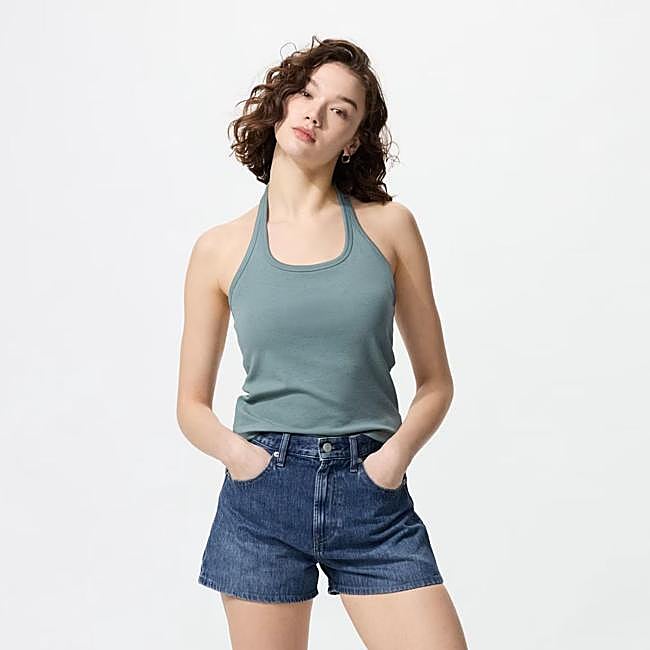 BraTop de Uniqlo atado al cuello, disponible en varios colores.