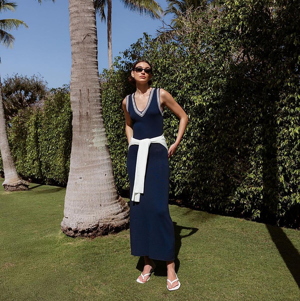 Una modelo con un vestido de punto negro.