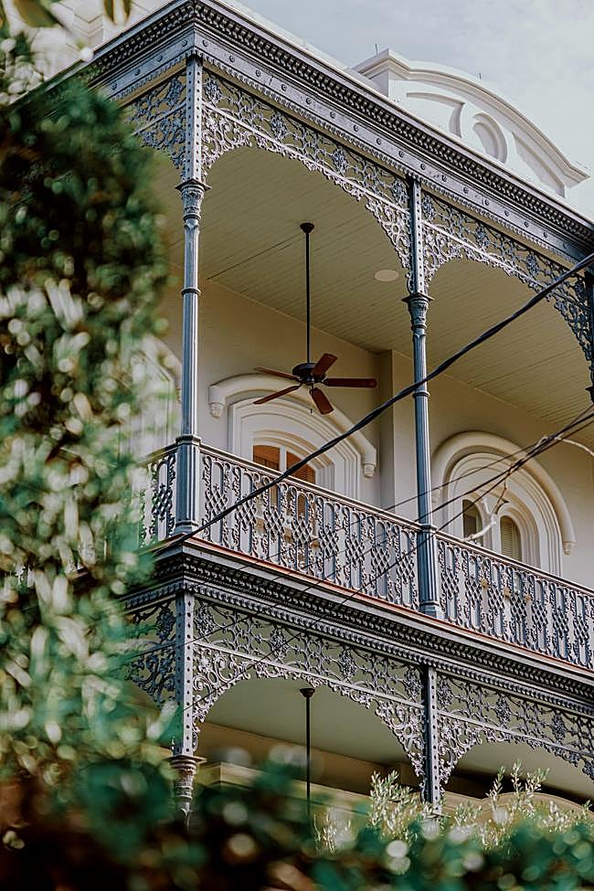 Un edificio de estilo colonial del estado de Luisiana, el lugar en el que transcurre la novela escrita por Julia Malye.