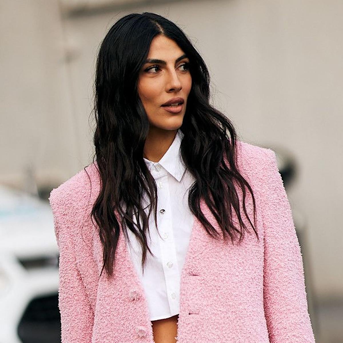 Influencer con cabello ondulado